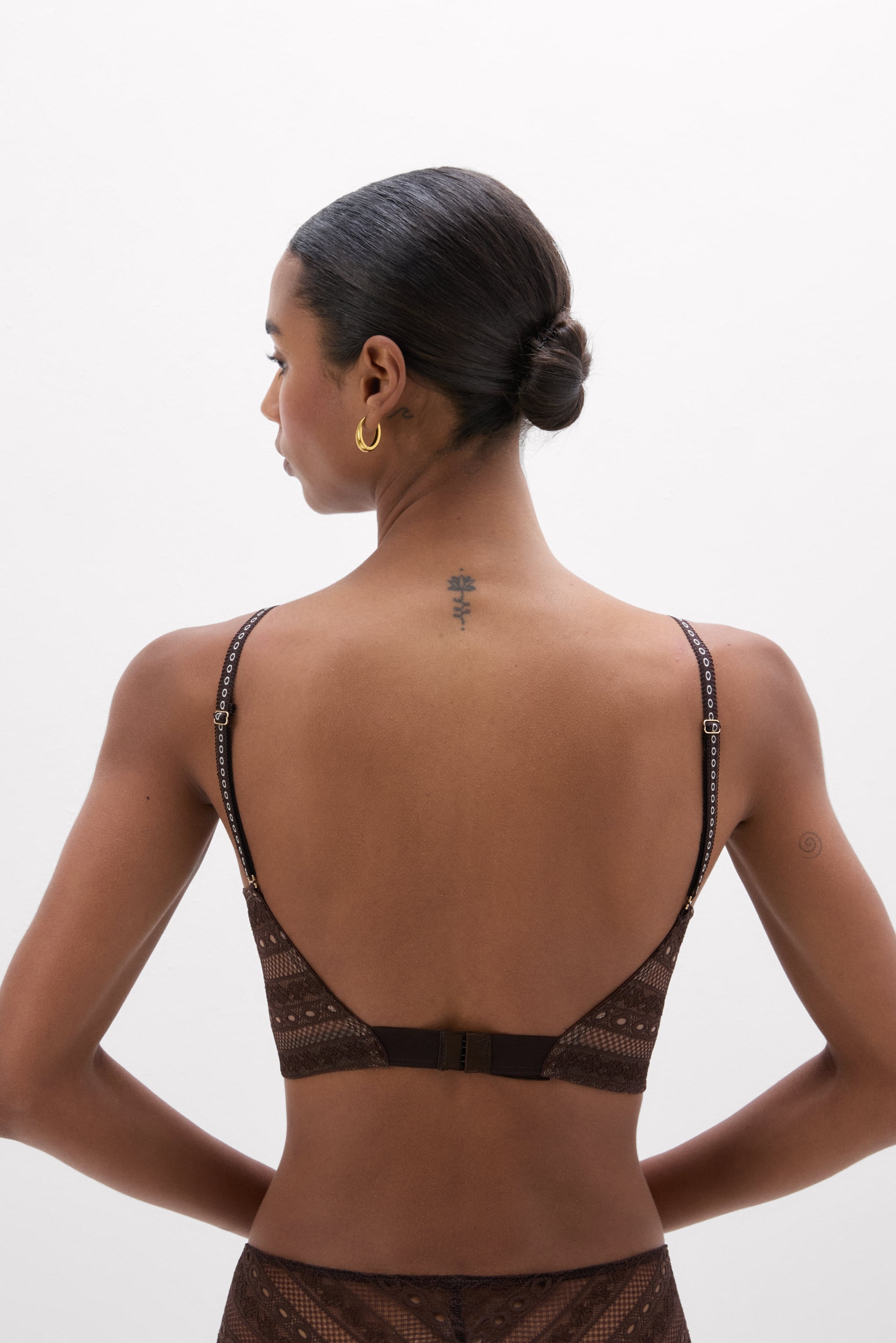 Bustier Monica Get Noticed