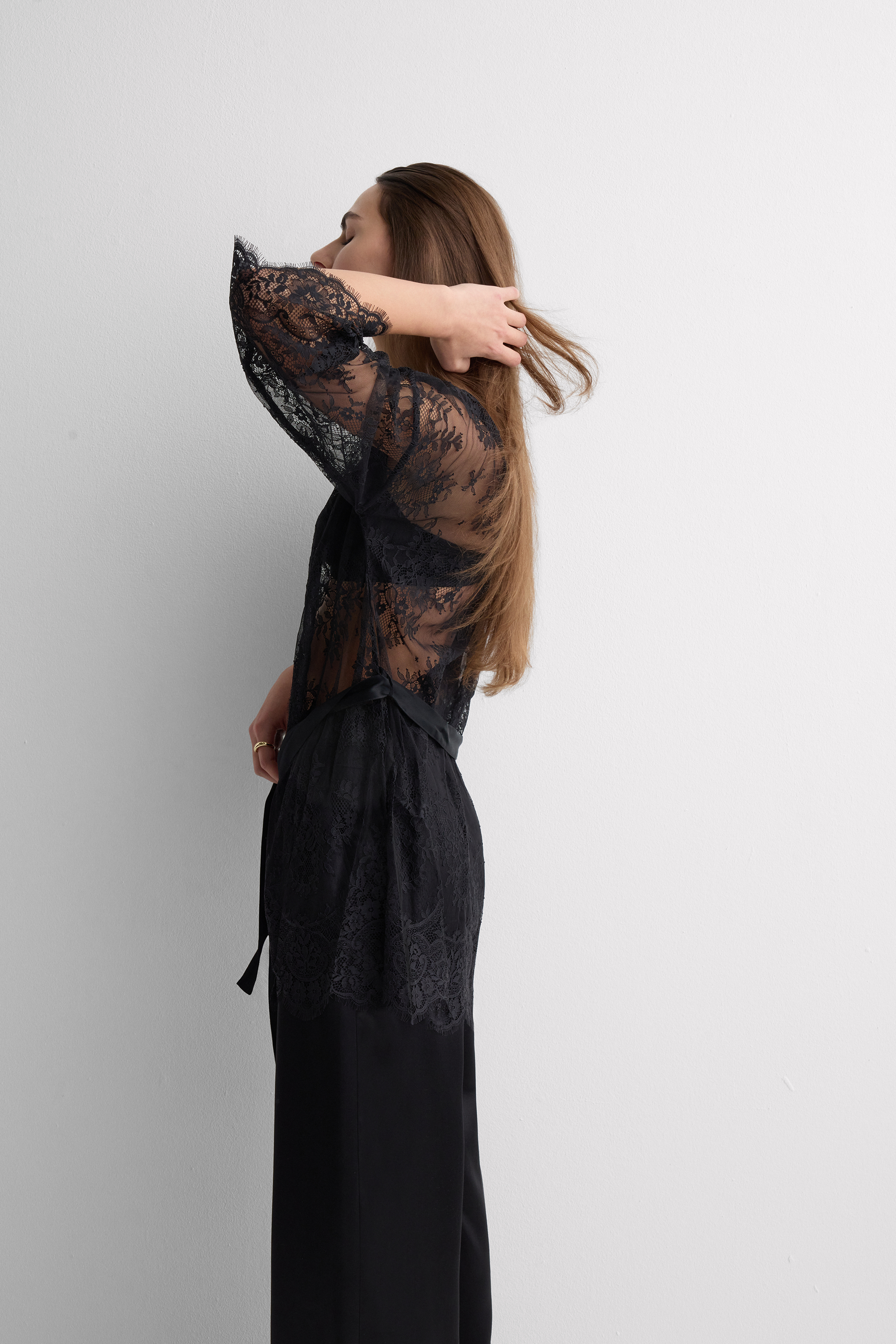 Vestaglia in Pizzo Elegance Embodied