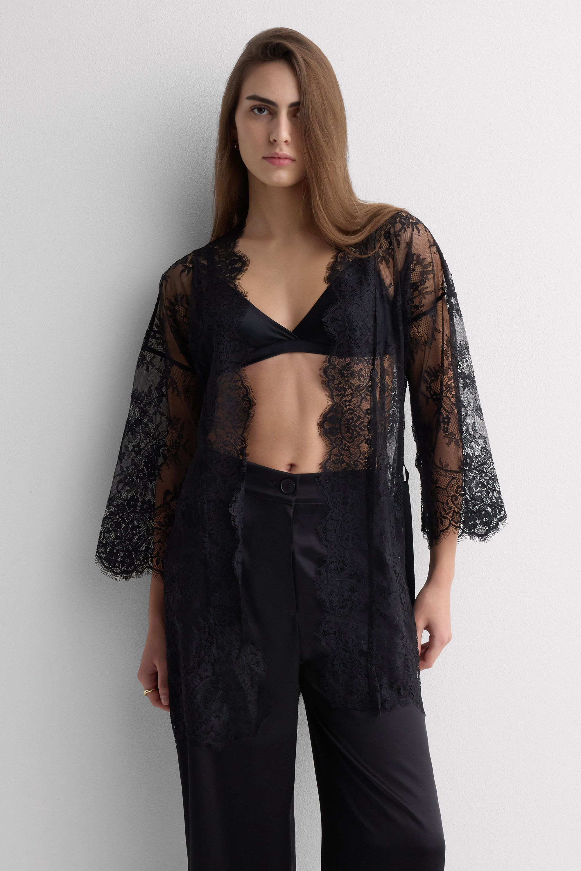 Vestaglia in Pizzo Elegance Embodied