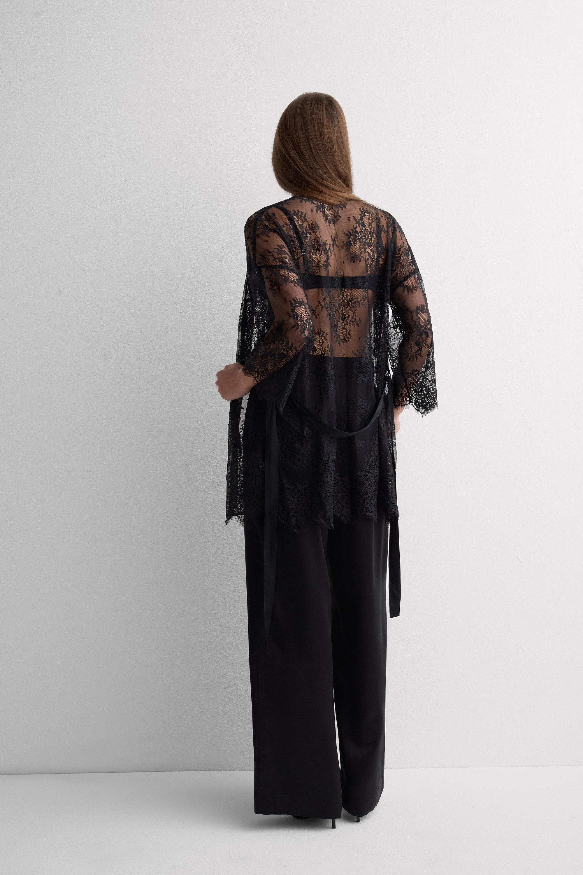 Vestaglia in Pizzo Elegance Embodied