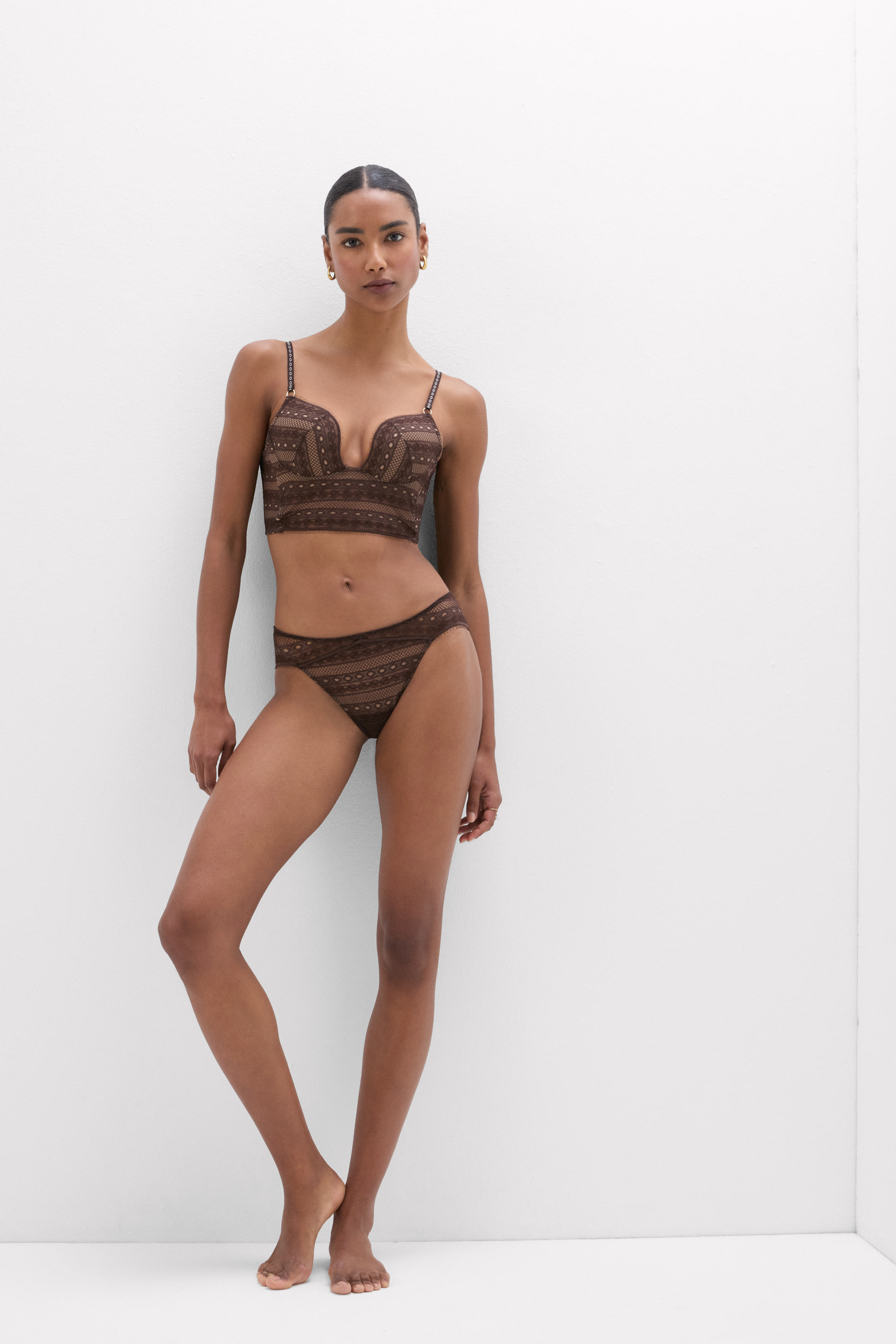 Bustier Monica Get Noticed
