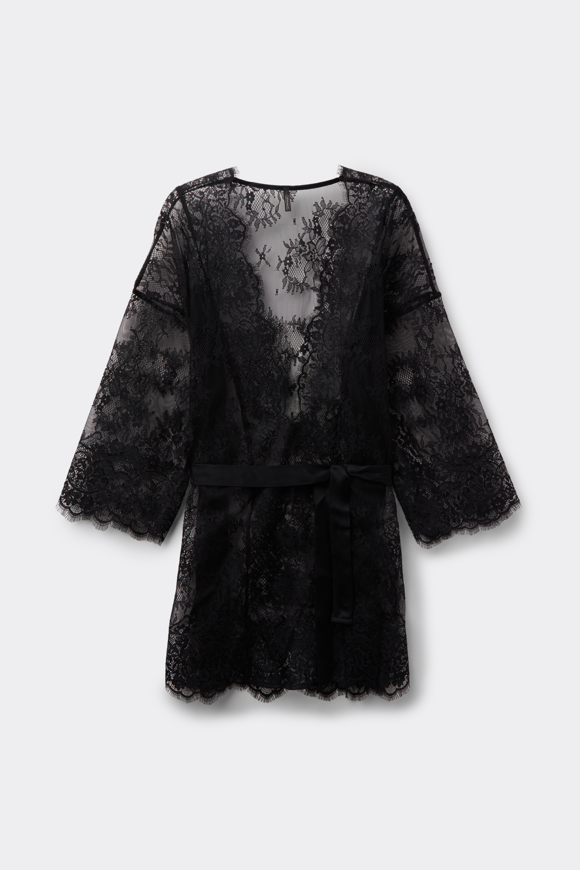 Vestaglia in Pizzo Elegance Embodied